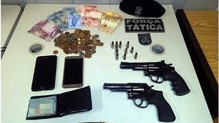 Armas, dinheiro, celulares e munições foram encontrados com o bando (Foto: divulgação/Polícia Militar) 