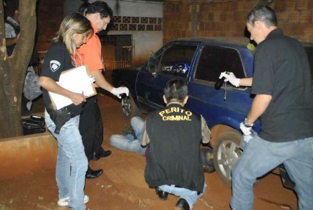 Homem de 29 anos &eacute; v&iacute;tima de emboscada e &eacute; morto a tiros ao chegar em casa