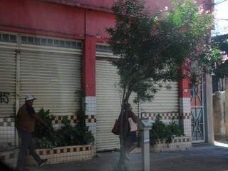Loja fechada no centro de Campo Grande (Foto: Paulo Francis)