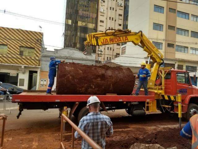 Obra na 14 de Julho &quot;desenterra&quot; tanque de mais de 70 anos