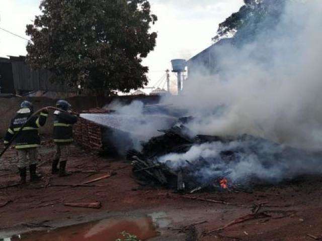 F&aacute;brica de paletes &eacute; destru&iacute;da ap&oacute;s pegar fogo duas vezes em 24h