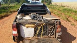 Os traficantes abandonaram o veículo com 740 quilos de drogas ao avistarem a polícia. ( Foto: Divulgação /PRE-MS)