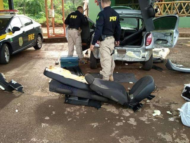 Pol&iacute;cia desmonta Celta de casal mineiro para retirar skunk e maconha