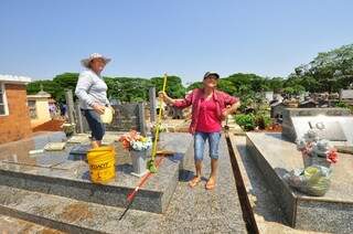 Dona Lurdes (à direita) abandonou o serviço doméstico para se dedicar à limpeza de túmulos. (Foto: A. Frota/Divulgação)