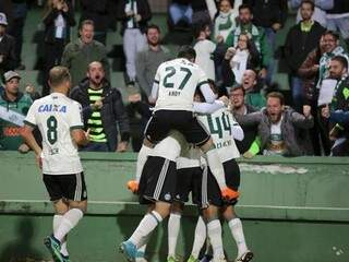 Vinícius Kiss desviou de cabeça direto para o gol para garantir a vitória do time. (Foto: Coritiba FC) 