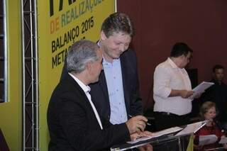 Governador Reinaldo Azambuja e secretário da Semad, Jaime Verruck, assinam contrato com metas para 2016 (Foto: Alan Nantes)