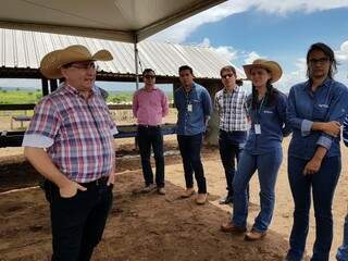 À esquerda, Maurizzio, especialista sênior do Banco Mundial em agricultura durante visita à Fazenda Guavirá Poty, em São Gabriel do Oeste (Foto: Divulgação)