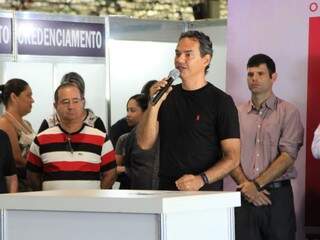 Prefeito de Campo Grande, Marquinhos Trad (PSD), durante discurso na Feir\a de Calçados. (Foto: Marina Pacheco).