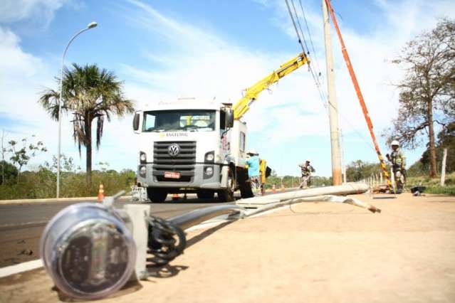 Condutor n&atilde;o v&ecirc; quebra-molas, bate em poste e estoura cerca de s&iacute;tio da Capital