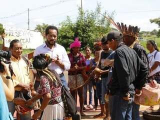 Promotor federal Marco Antônio Delfino conversa com os índios na porta do MPF (Fotos: Hélio de Freitas)