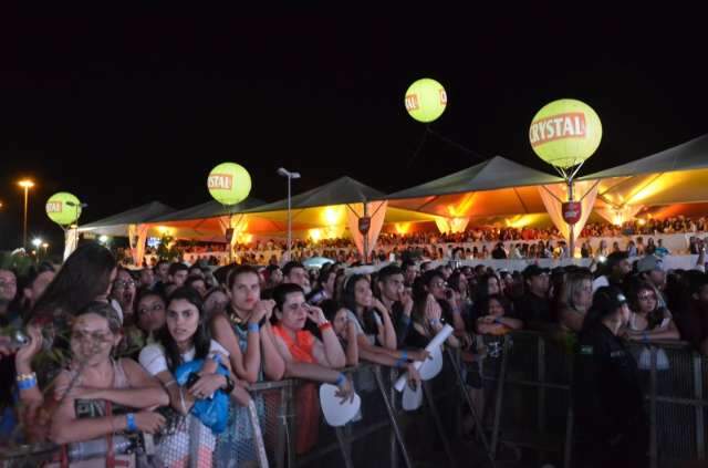 Jorge e Mateus cantam parab&eacute;ns &agrave; Capital em show que reuniu 15 mil pessoas