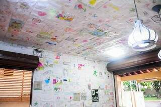 Desde o teto, descendo pelas paredes, o colorido deixado pelas crianças. (Foto: Paulo Francis) 