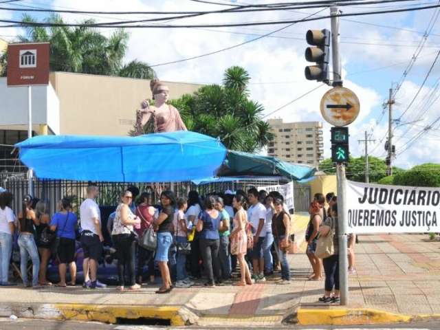 Juiz nega sal&aacute;rio a terceirizados e pede que cada um prove n&atilde;o ser &lsquo;fantasma&rsquo;