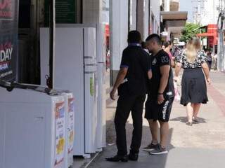 Cliente observa geladeira em loja no Centro da Capital (Foto: Kísie Ainoã)