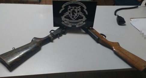 Foto em celular leva pol&iacute;cia a prender homem por posse ilegal de arma