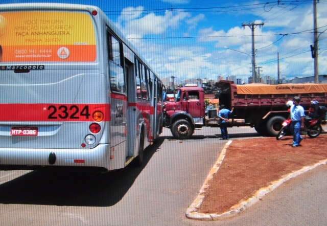  Aposentado fica ferido em colis&atilde;o de &ocirc;nibus com caminh&atilde;o ca&ccedil;amba
