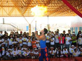Circo escola pantanal participou da abertura. (Foto: Rodrigo Pazinato)