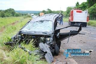 Veículo ficou totalmente destruído após colisão (Tiago Apolinário/Da Hora Bataguassu)