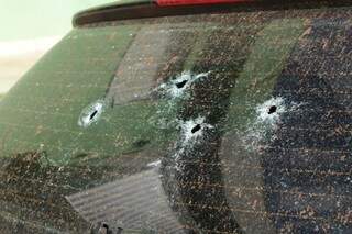 Furos em veículo em que estavam assaltantes que trocaram tiros com a polícia em novembro (Foto: Kisie Ainoã)
