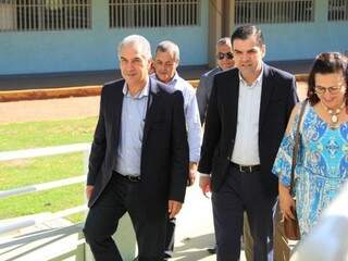 O governador Reinaldo Azambuja chegando para a primeira agenda pública da manhã desta segunda-feira (17) (Foto: Marina Pacheco)