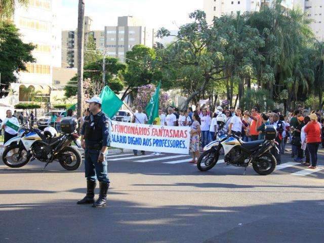 Justi&ccedil;a pro&iacute;be barulho e bloqueio de ruas em protestos de professores