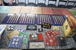 Na mesa da Anumis estão a mostra as coleções de moedas brasileiras e estrangeiras (Foto: Paulo Francis)