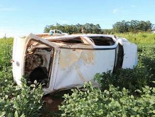 Veículo ficou destruido após capotagem na rodovia (Foto:O Correio News