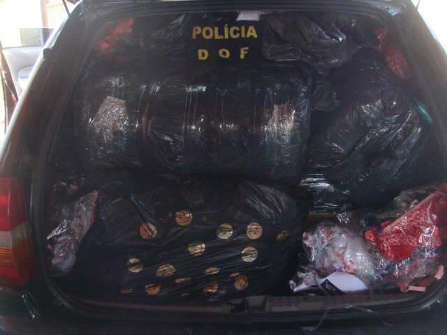 Pol&iacute;cia det&eacute;m 4 ve&iacute;culos abarrotados de produtos