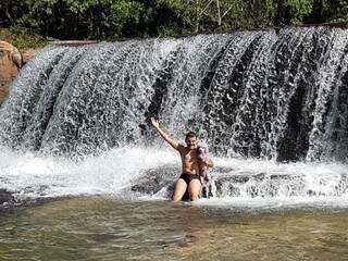 Murilo Moreira de Souza e o amigo Juca tomando banho na cachoeira (Foto: Arquivo pessoal)
