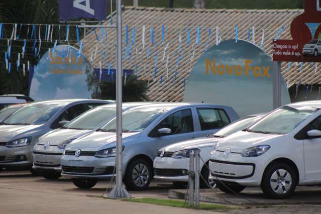Venda de ve&iacute;culos cai 29%, mas crise n&atilde;o chega aos carros de luxo