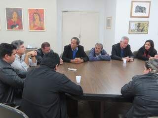 Grevistas reunidos com prefeito de Dourados (Foto: Divulgação)