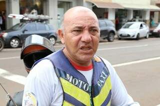 O mototaxista Jonas Dutra de 50 anos disse que a falta de viaturas é um problema conhecido pela população. (Foto: Fernando Antunes)