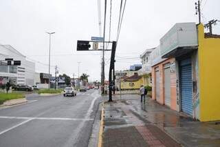 Agetran substitui sem&aacute;foro que entortou com o vento durante temporal 
