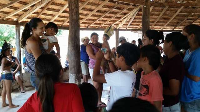 Campe&atilde; de v&ocirc;lei Talita visita aldeias de MS e distribui presentes de Natal