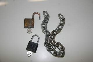 Correntes e cadeados usados para prender criança. (Foto: Simão Nogueira)