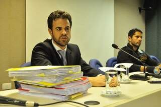Os promotores Romão Ávila Junior, de Itaporã, e Marcos Alex de Oliveira, coordenador do Gaeco, durante entrevista coletiva em Dourados (Foto: Eliel Oliveira)