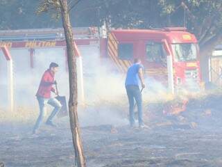 Briga de incêndio ajuda o Corpo de Bombeiros
a conter os focos de incêndio (Foto: Henrique Kawaminami)