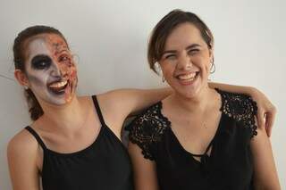 Flora Lira e Palmira se divertem com o resultado final da maquiagem. (foto: Thaís Pimenta)