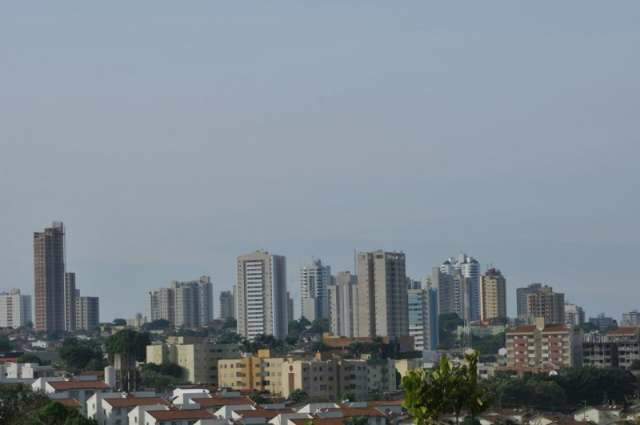  Domingo amanhece com c&eacute;u entre nuvens e previs&atilde;o &eacute; de chuva em MS 