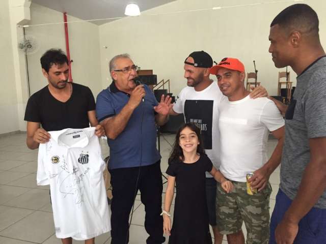 Ex-deputados arrematam camisa do Santos e viola de Sater por R$ 6,3 mil