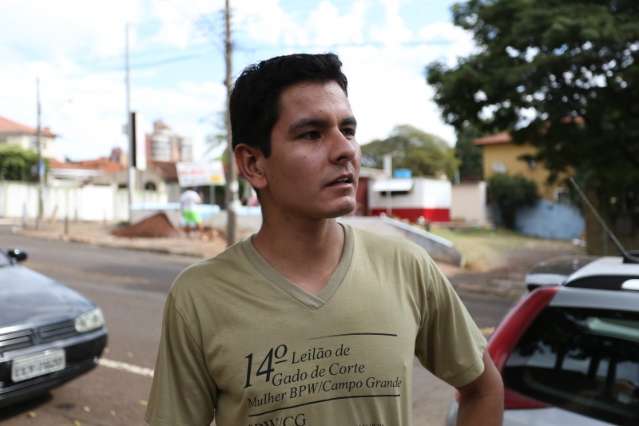 Motoristas reclamam de &aacute;rvores que escondem radar na Arthur Jorge