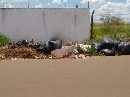 “Falta de respeito”, desabafa morador sobre descarte de lixo em área militar