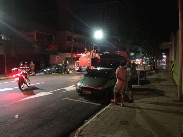 Fogo atinge restaurante e bombeiros interditam rua para combater inc&ecirc;ndio