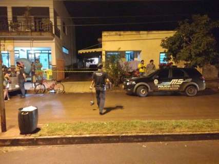 Homem &eacute; morto com tr&ecirc;s tiros ap&oacute;s namorado de sua ex invadir casa
