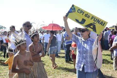 Ao lado de fazendeiros, índios protestam e querem levar documento para Dilma