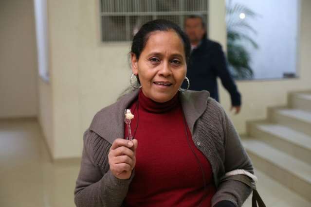 Frio n&atilde;o espanta fi&eacute;is e bolo de Santo Ant&ocirc;nio atrai centenas de devotos