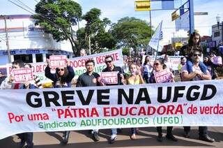 Professores e administrativos da UFGD estão em greve desde o fim de maio e paralisação ameaça ano acadêmico (Foto: Eliel Oliveira)