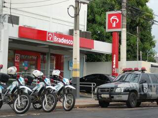 Bandidos rendem gerente e fazem disparos em agência bancária Bandidos rendem gerente e fazem disparos em agência bancária