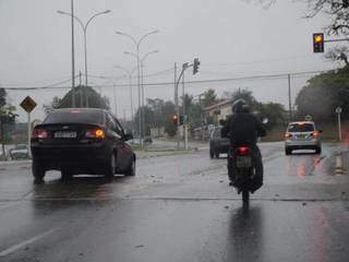Motociclista e carros andando na chuva em Avenida da Capital (Foto: Paulo Francis) 
