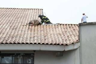 Equipe subiu no telhado para verificar situação, mas chamas já haviam sido controladas (Foto: Fernando Antunes)